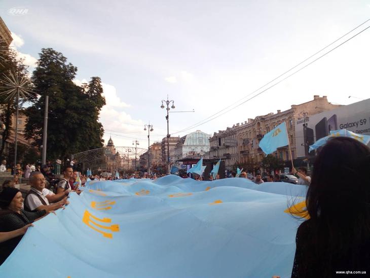 Dünyanın en büyük Kırım Tatar bayrağı Kiev’de açıldı